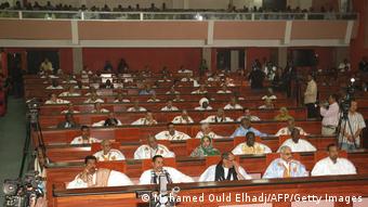 Les députés du parlement mauritanien attendent le début d'une session de l'Assemblée nationale (Archives - Nouakchott, 29.01.2014)