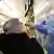 Женщина проходит тест на коронавирус в одной из аптек в Германии