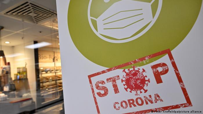 Стенд, на котором изображена маска и надпись Stop Corona
