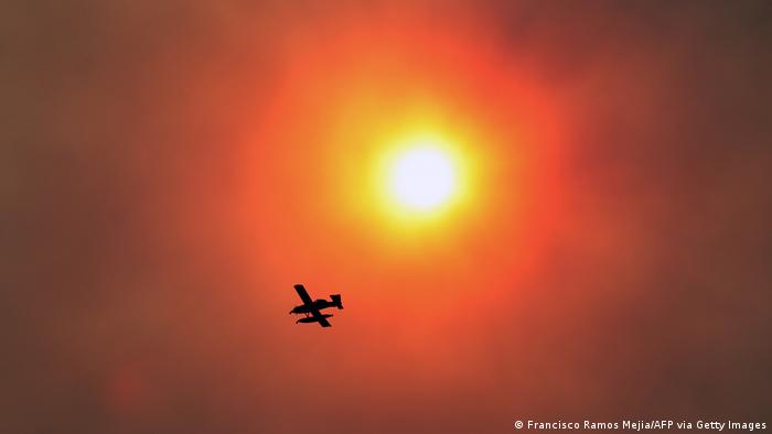 Argentinien Flugzeug am Himmel eines Waldbrandes in Patagonien