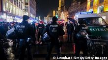 29.12.2021, München***
MUNICH, GERMANY - DECEMBER 29: Police officers attend as people protest against vaccination mandates and coronavirus-related restrictions on December 29, 2021 in Munich, Germany. The protest, part of hundreds that have been taking place across Germany in recent weeks, is taking place despite a Munich court order that had banned it. Authorities have expressed concern over what they say is an increasing radicalization of the anti-vaccination movement. (Photo by Leonhard Simon/Getty Images)