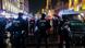 Policiais observam manifestantes no centro de Munique. Polícia alemã registrou novos episódios de violência em protestos antivacina Policiais observam manifestantes no centro de Munique. Polícia alemã registrou novos episódios de violência em protestos antivacina