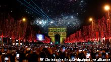 01/01/2020 Teilnehmer der Neujahrsfeier am Champs-Élysées fotografieren das Feuerwerk über dem Arc de Triomphe. +++ dpa-Bildfunk +++