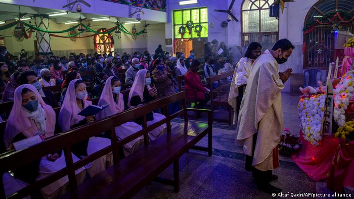 Misa Natal di Gereja Santa Maria di Noida, New Delhi, India, 25/12/21.