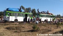 30.12.2021, Bahir Dar, Amhara region, Äthiopien Flüchtlinge besteigen einen Bus