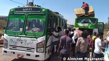 30.12.2021, Bahir Dar, Amhara region, Äthiopien Flüchtlinge besteigen einen Bus