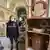 Policial italiana ao lado de caixas com artefatos e antiguidades em Roma. Itens estão entre milhares de peças de antiguidade recuperadas de traficantes ou devolvidas à Itália em 2021