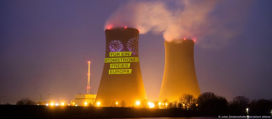 Projeção do Greenpeace sobre torre da usina nuclear de Grohnde, na Alemanha, após desligamento