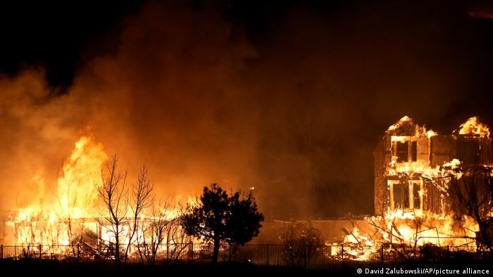 Incendios dejan 500 casas destruidas y  evacuados en Colorado | El  Mundo | DW 