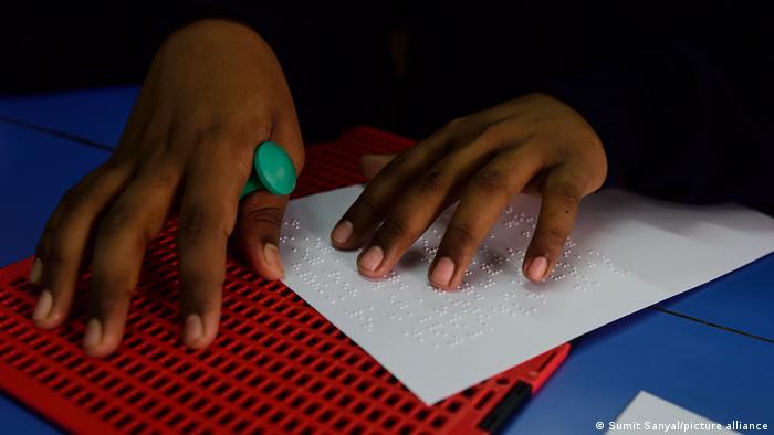 Braille é um sistema de escrita e leitura tátil