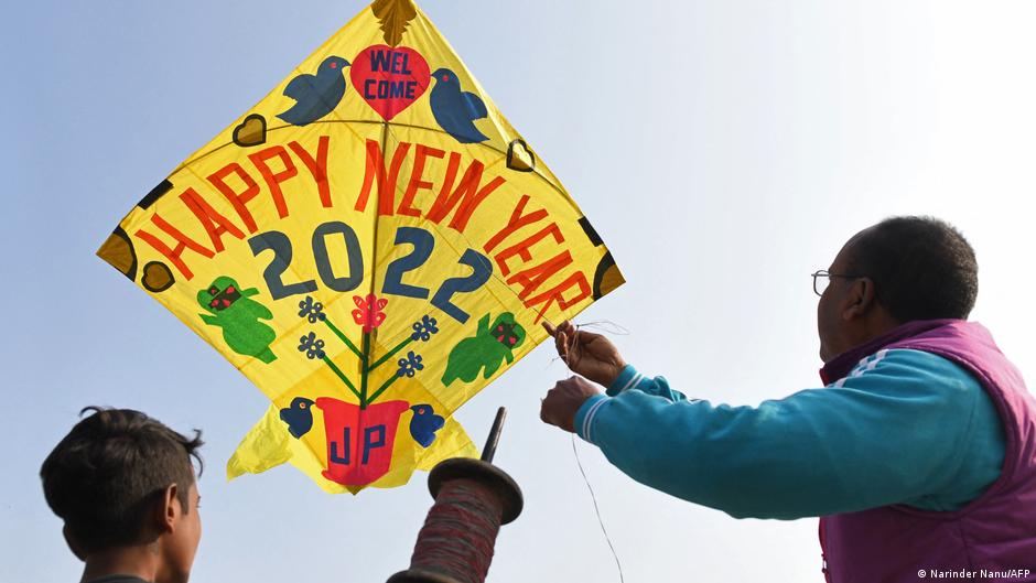 New Year′s Eve digest: COVID cloud looms over celebrations | News | DW - Vimarsana News
