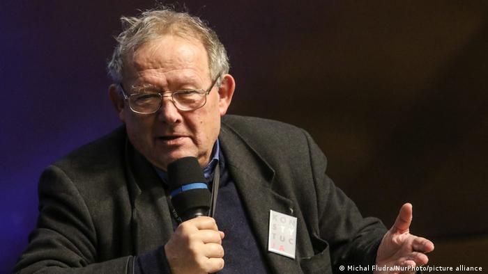 Der ehemalige Bürgerrechtler Adam Michnik hält während einer Veranstaltung in Danzig im Februar 2019 ein Mikrofon in der Hand