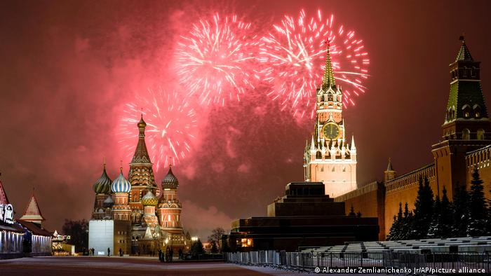 الميدان الأحمر، حيث يوجد قصر الكرملين. الملايين في موسكو احتفلوا بقدوم 2022. 