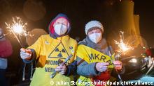 Atomkraftgegner feiern in der Silvesternacht das Abschalten des Atomkraftwerks Grohnde. Nach rund 36 Jahren ist das Kernkraftwerk Grohnde im Weserbergland bei Hameln endgültig vom Netz gegangen.