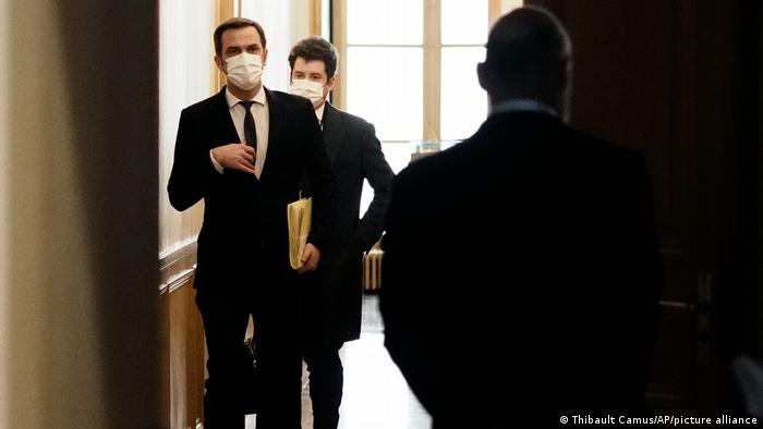 Le ministre français de la Santé Olivier Veran, à gauche, arrive pour une audition avec les députés de la Commission des lois, à l'Assemblée nationale à Paris, France, le 29 décembre 2021
