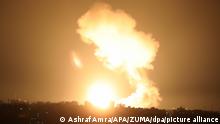 02.01.2022, Palästinensische Autonomiegebiete, Khan Yunis: Rauch und ein Feuerball steigen nach einem Luftangriff in Khan Yunis im südlichen Gazastreifen auf, in den frühen Morgenstunden des 2. Januar 2022. Israel habe Luftangriffe auf den Gazastreifen geflogen, sagte eine Quelle innerhalb der Enklave. Foto: Ashraf Amra/APA Images via ZUMA Press Wire/dpa +++ dpa-Bildfunk +++