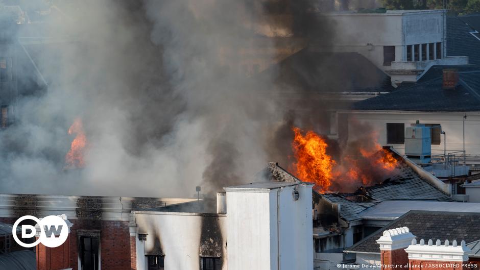 Südafrikas Parlament in Kapstadt brennt