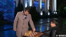 Der bulgarische Ministerpräsident Kiril Petkov spielt Schach mit einem zehnjährigen Kind am 1.01.2022 in Sofia
© BGNES