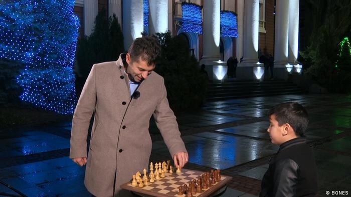 Министър-председателят Кирил Петков избра да отправи своите благопожелания за Новата 2022-а година в компанията на 10-годишния Данаил Попзафиров, който е в световния шахматен елит