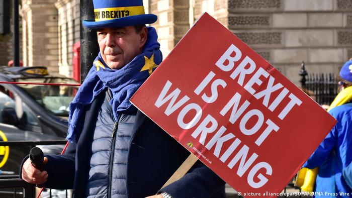 Könnte sein, dass er recht hatte: Demonstrant gegen den Brexit mit einem Schild, auf dem steht: Der Brexit funktioniert nicht