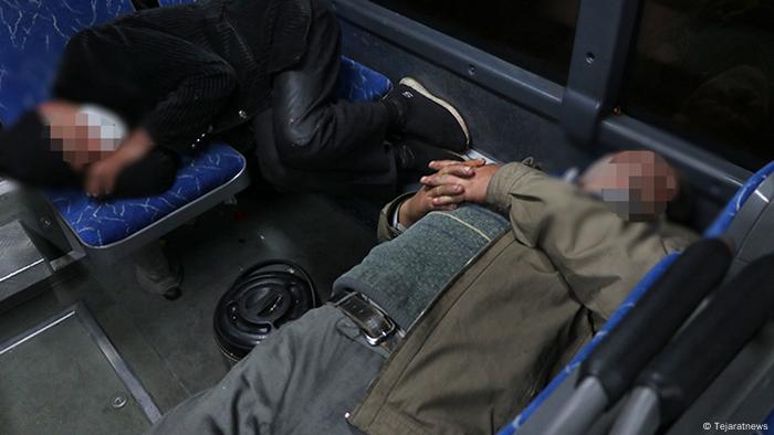 Iran Armut | Schlafen im Bus 