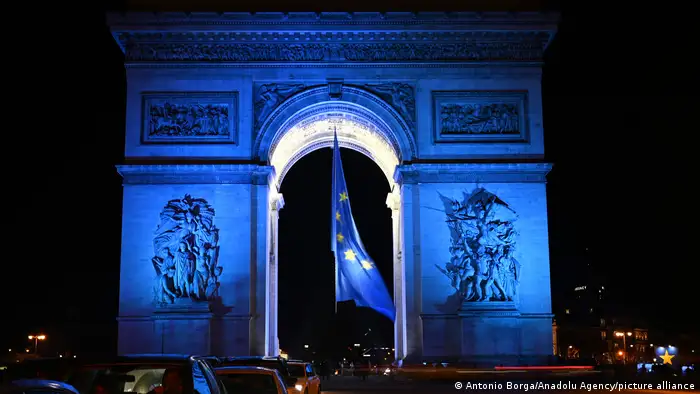 Frankreich Paris | Arc de Triomphe in EU-Faben | Beginn französische Ratspräsidentschaft