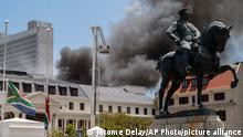 Parlamento da África do Sul em chamas