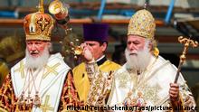 ARCHIV 2018 *** MOSCOW, RUSSIA - JULY 28, 2018: Patriarch Kirill of Moscow and all Russia (L) and Patriarch Theodore II of Alexandria and All Africa (R) during a Divine liturgy in Sobornaya Ploshchad (Cathedral Square) of the Moscow Kremlin marking the 1030th anniversary of the Christianization of Rus; Kievan Rus officially adopted Christianity in 988 during the reign of Prince Vladimir I of Kiev (since the 13th century canonised by the Orthodox Church as St Equal-to-the-Apostles Prince Vladimir). Mikhail Tereshchenko/TASS Foto: Mikhail Tereshchenko/TASS/dpa
