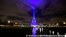 Der Eiffelturm leuchtet in der Silvesternacht blau anlässlich der französischen EU-Ratspräsidentschaft. Frankreich hat mit dem Jahreswechsel in der Europäischen Union den Vorsitz des Ministerrats übernommen. +++ dpa-Bildfunk +++