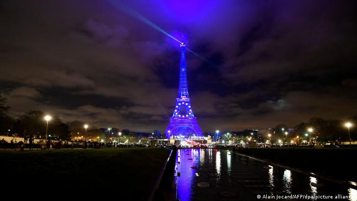Ајфеловата кула во Париз светеше во боите на знамето на ЕУ, по повод почетокот на претседателствувањето на Франција со Унијата