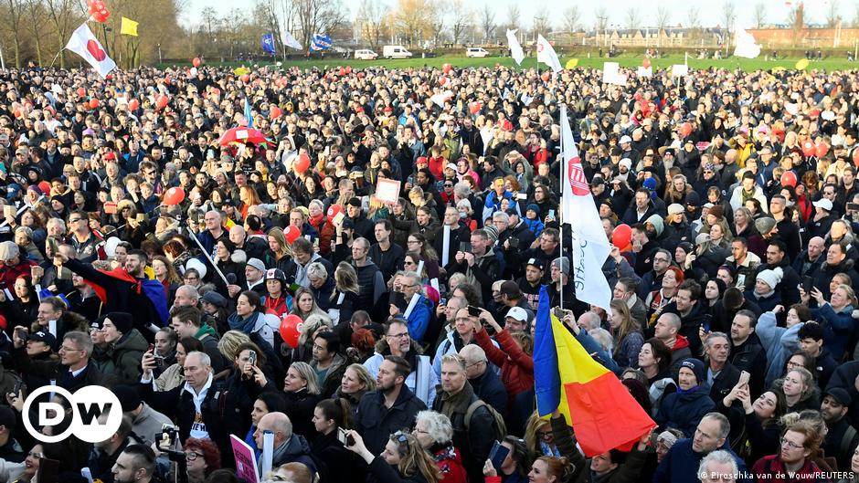 Tausende in Amsterdam gegen Corona-Lockdown
