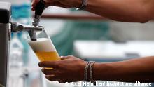 Eine Servicekraft zapft am 16.08.2013 in Kiel (Schleswig-Holstein) in einer Gaststätte ein Bier. Im Einzelhandel gibt es seit Jahren eine ausgeprägte Minijob-Kultur. Foto: Axel Heimken/dpa ++ +++ dpa-Bildfunk +++
