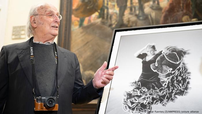 El cineasta es considerado una de las grandes figuras del séptimo arte español con más de 50 películas dirigidas. Falleció un día antes de recibir un Goya honorífico por su extensa y personalísima aportación creativa a la historia del cine español desde fines de los años 50 hasta hoy. Saura es autor de cintas míticas como La caza, La prima Angélica y Cría cuervos (10.02.2023).