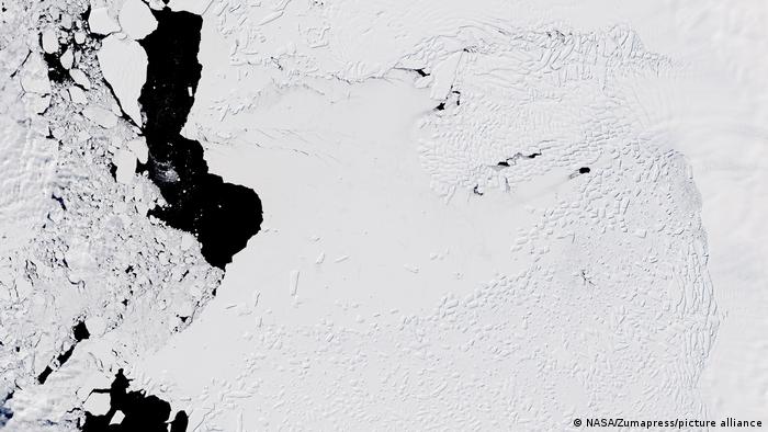 Los constantes desprendimientos de icebergs y hielo marino entorpecen la misión climática internacional