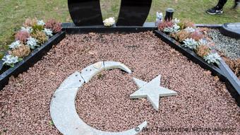 قبور محطمة في مقبرة المسلمين بمدينة إيزرلون الألمانية