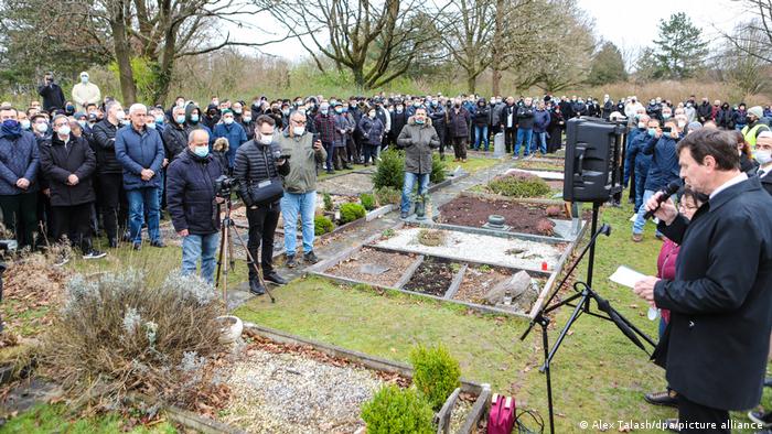 تجمع المئات في المقبرة الرئيسية في إسيرلون (الثاني من يناير/ كانون الثاني 2021)