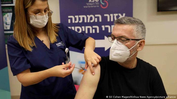 Чоловік отримує четверту дозу вакцини проти COVID-19 у медичному центрі Шиба, Ізраїль