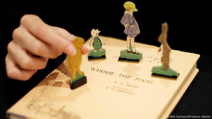 Primera edición estadounidense de Winnie the Pooh firmada por el autor A.A. Milne y el ilustrador E.H. Shepard.