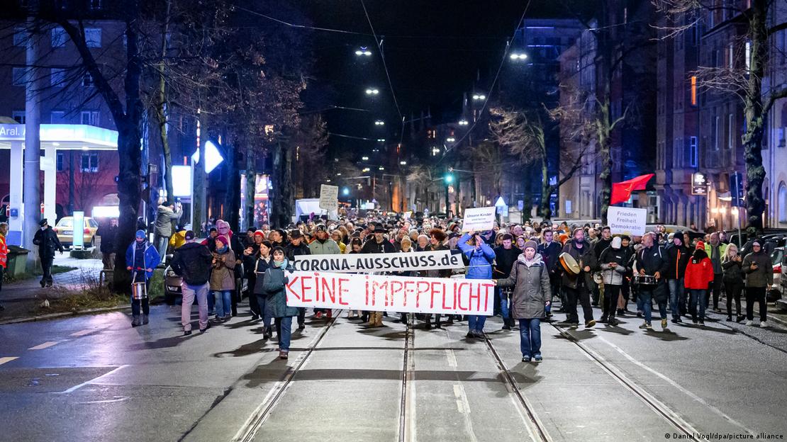 Учесниците на корона-протестите ги нарекуваа своите понеделнички демонстрации „прошетки“, како оваа во Нирнберг