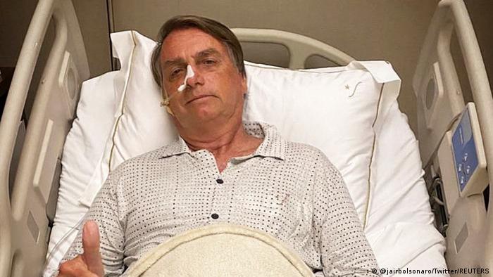 Bolsonaro em foto no hospital divulgada em sua própria conta no Twitter