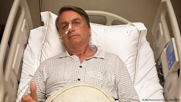 Bolsonaro em foto no hospital divulgada em sua própria conta no Twitter