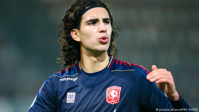 لاعب المنتخب الجزائري رامز زروقي