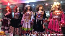 Schaufensterpuppen stehen in der Auslage eines Modegeschäftes in der westafghanischen Provinzhauptstadt Herat. In Afghanistan haben die regierenden islamistischen Taliban erneut strenge Vorschriften verhängt - und nun Modegeschäfte im Westen des Landes aufgefordert, Schaufensterpuppen zu köpfen. +++ dpa-Bildfunk +++