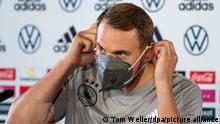 Fußball: Nationalmannschaft, Pressekonferenz im Waldaupark Stuttgart. Manuel Neuer setzt nach der Pressekonferenz eine Maske auf. +++ dpa-Bildfunk +++
