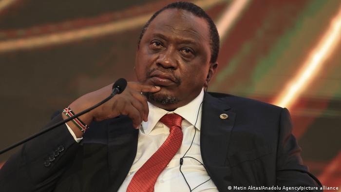 أوهورو كينياتا هو رئيس كينيا وهو أيضا نجل جومو كينياتا أحد رموز حركة التحرر وأول رئيس لكينيا بعد استقلالها