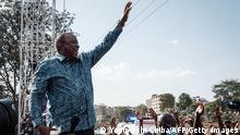 ARCHIV 2021*** Kenya's President Uhuru Kenyatta (C) waves to people after attending an inauguration of Kibra Level 3 hospital in Kibera slum in Nairobi on September 29, 2021. (Photo by Yasuyoshi CHIBA / AFP) (Photo by YASUYOSHI CHIBA/AFP via Getty Images)