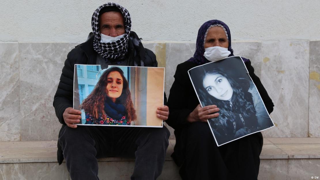 Gülistan'ın babası Halit Doku ile annesi Bedriye Doku kızlarının fotoğrafını gösteriyor. 