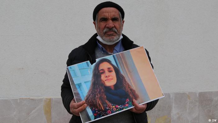 Tunceli'de eşiyle birlikte oturma eylemi yapan Gülistan'ın babası Halit Doku