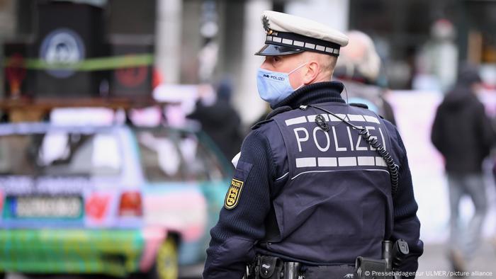Ein Polizist auf der Straße im Einsatz Ein Polizist auf der Straße im Einsatz