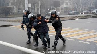 Полиция в Алма-Ате ведет протестующего